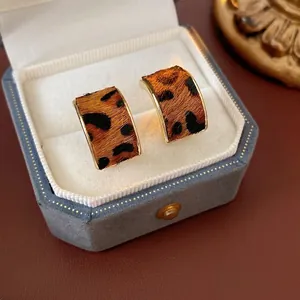 Boucles Oreilles Forme C Motif Léopard Alliage Géométrique Fausse Fourrure Avec Tige En Argent 925 Style Vintage
