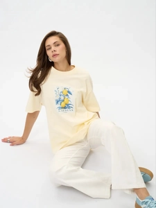 Gelbes Damen-T-Shirt aus Baumwolle mit Zitronendruck und lockerem botanischen Design