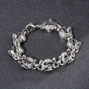 Vue détaillée du bracelet à maillons tête de mort en acier inoxydable avec fermoir