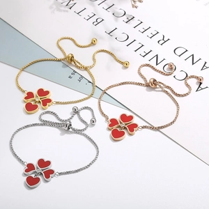 Tre braccialetti a quadrifoglio in oro argento e oro rosa con chiusura regolabile