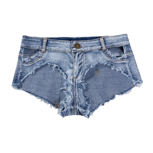 Dettaglio di pantaloncini di denim blu con orli grezzi sfilacciati e texture a frange