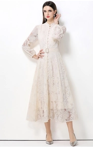 Détails d'une robe longue en dentelle vintage française avec manches lanterne et broderies