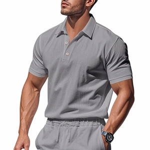 Textura detallada del polo de lino gris y pantalones cortos con cordón bajo la luz