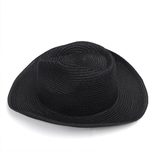 Dettaglio del cappello da cowboy nero intrecciato con texture in paglia e tesa ricurva