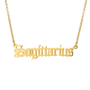 Dettaglio della collana con pendente Sagittario placcata oro 18K in carattere gotico