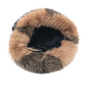 Détail d'un chapeau cloche en fausse fourrure avec doublure matelassée et cordon de serrage