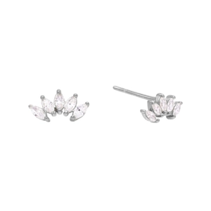 Makroaufnahme silberner fächerförmiger Ohrringe mit Marquise-Schliff und Kronendesign