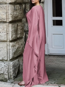 Robe longue élégante en satin rose avec texture plissée et manches caftan amples
