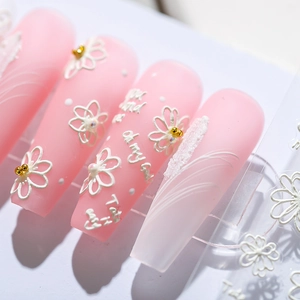 Unghie trapezoidali rosa opaco con motivi floreali 3D bianchi e perle dorate