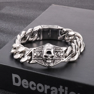 Détail d'un bouclier crâne sur un bracelet à maille cubaine en acier inoxydable 316L vieilli