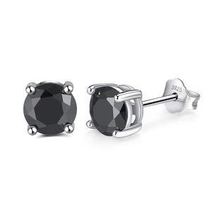 Détails macro des boucles d'oreilles en argent S925 avec pierres noires rondes
