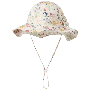 Detail eines Baby-Sonnenhuts mit Blumenmuster, Schleife und verstellbarem Kinnriemen