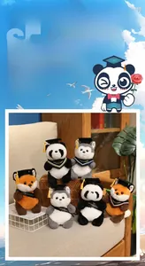 Dettaglio di peluche per laurea con tocchi neri e fasce con scritta di congratulazioni
