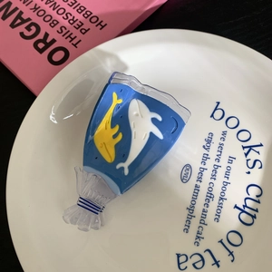 Pince à cheveux baleine bleue avec motif jaune et blanc pour coiffure estivale