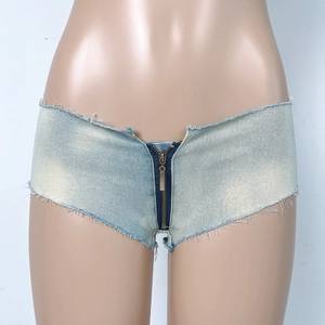 Nahaufnahme der hellblauen Denim-Hotpants mit niedriger Taille, Fransen und Metallzipper