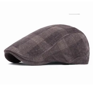Vue détaillée du tissu gris clair texturé de la casquette plate de style rétro