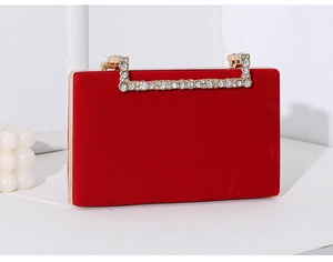 Elegante rote Samt-Abendtasche mit funkelndem, strassbesetztem Verschluss-Detail