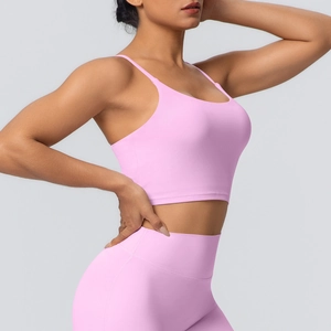 Détail de l'ensemble de yoga mauve avec brassière à fines brides et legging taille haute
