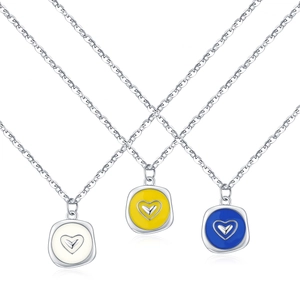 Colliers en argent sterling S925 avec pendentifs carrés colorés en émail en forme de cœur