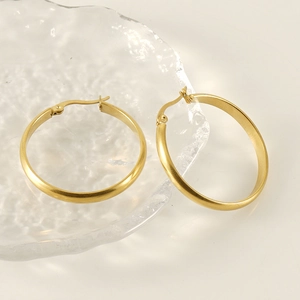 Französische Vintage-Creolen aus 18K vergoldetem Edelstahl auf einem Glassockel