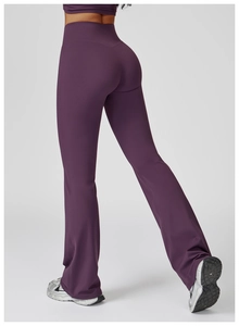 Vue arrière montrant la couture en V galbante sur le pantalon de yoga évasé violet