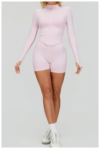 Détail de la veste de yoga rose à côtes avec col montant, zip et passe-pouces