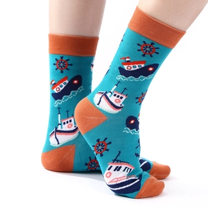 Détail de chaussettes bleues à motifs nautiques avec talons et pointes orange contrastés