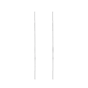 Detailansicht langer minimalistischer S925 Silbernadel Quastenkette Ohrringe auf weißem Grund
