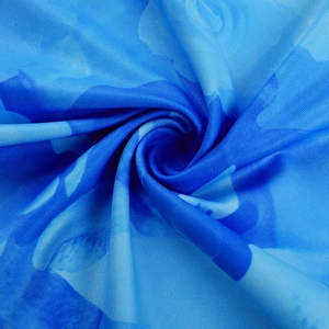 Dettaglio macro del tessuto a maglia floreale blu con focus su trama e morbidezza