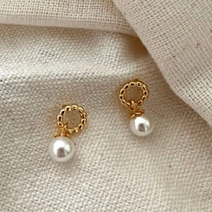 Elegant 925 sterling silver gold twisted hoop earrings with white pearl pendants