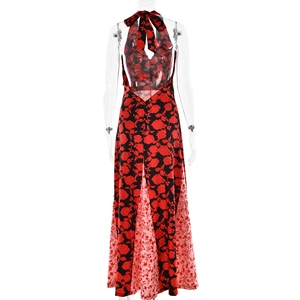 Détail d'une robe longue dos nu à motif de roses avec un ourlet en patchwork élégant
