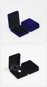 Dettaglio di scatole per gioielli in velluto nero e blu scuro per ciondoli e collane