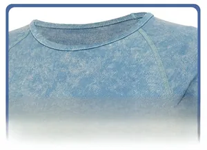 Détail de l'encolure du haut de yoga bleu tricoté avec manches raglan et coutures plates