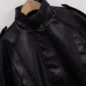 Veste en cuir noir pour femme avec texture grainée et épaules tombantes élégantes