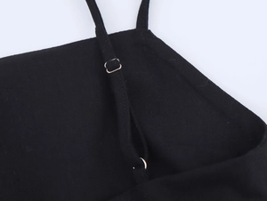 Vue détaillée des bretelles noires réglables et de la boucle en métal de la robe dos nu