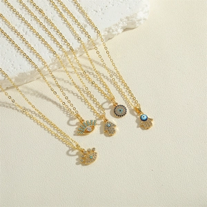 Goldenes Hamsa-Hand und Evil-Eye Halsketten-Set mit Zirkonia-Inlay auf Stein