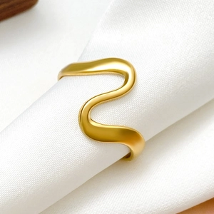 Bague minimaliste en acier titane avec vagues torsadées et finition dorée mate