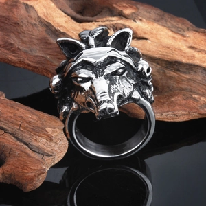 Détail d'une bague tête de loup argentée pour homme sur fond en bois rustique