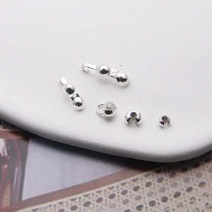 Makroaufnahme von S925 Sterlingsilber Quetschperlen-Abdeckungen und Schmuckverbindern