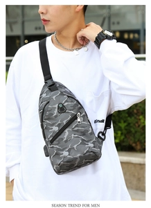 Sac bandoulière extérieur pour hommes avec motif camouflage gris et plusieurs compartiments zippés