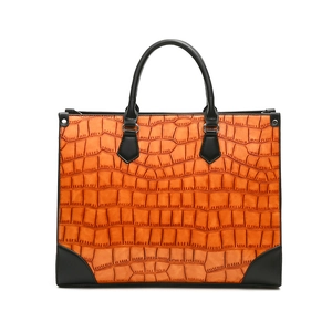 Orange-schwarze Leder-Shopper-Tasche mit Krokodil-Prägung auf weißem Profi-Hintergrund