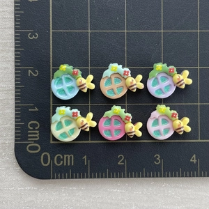 Detailansicht bunter Harz-Bienenhäuser mit Glitzer für Bastelarbeiten und DIY-Nageldesign
