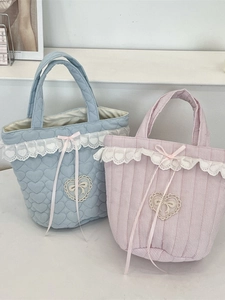 Borse a secchiello trapuntate a cuore con pizzo e fiocchi in blu e a strisce rosa
