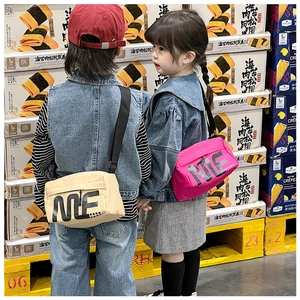 Détail de sacs à bandoulière en toile pour enfants avec imprimé lettrage ME noir audacieux