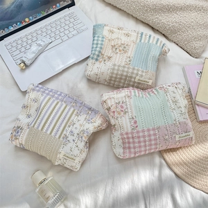 Quilted patchwork cosmetic bags in floral and plaid patterns for large capacity storage