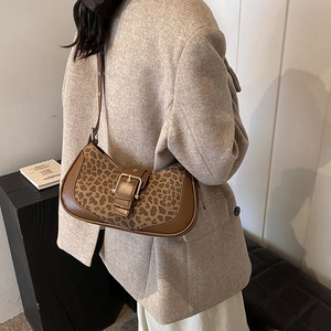 Grande borsa a spalla leopardata con finiture in pelle marrone e fibbia regolabile