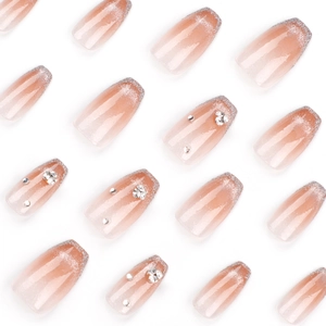 Französische Ombré-Kunstnägel mit silbernen Glitzerspitzen und Strasssteinen in Coffin-Form