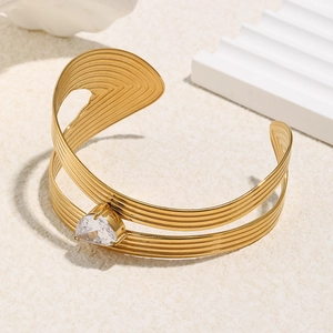 Bracelet jonc minimaliste en acier plaqué or 18K à rayures avec zircon triangle