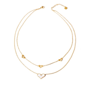 Zweilagige Goldkette mit weißem Muschel-Herzanhänger und hohlen Herz-Elementen