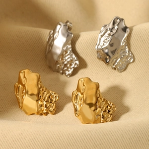 Detaillierte Makroansicht französischer Vintage-Ohrringe mit Lava-Textur in Gold und Silber
